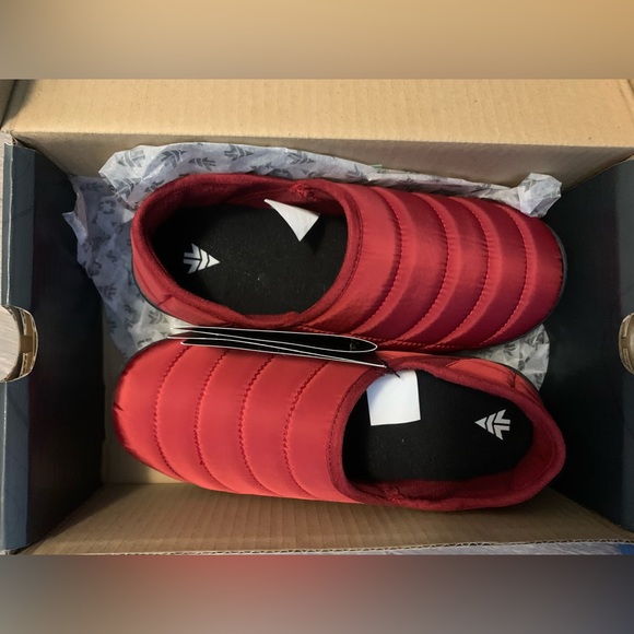 Woods Women's Red Slippers (Size: 9) - Picture 2 of 9